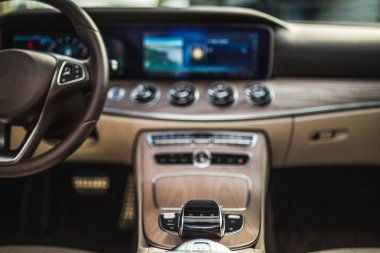 Kontrol tekerleği, navigasyon sistemi ve bir arabanın sayaçları.