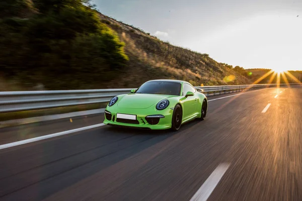 Cabriolet deportivo verde neón en la carretera — Foto de Stock