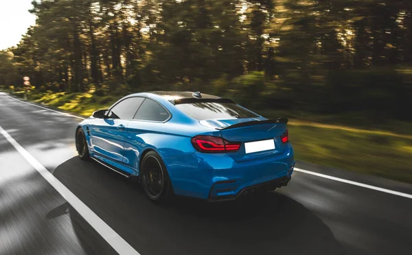 Conducir por carretera de clase empresarial de diseño azul en el bosque — Foto de Stock