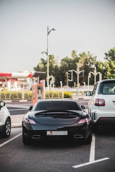 Nero berlina sportiva di lusso nella zona di parcheggio — Foto Stock