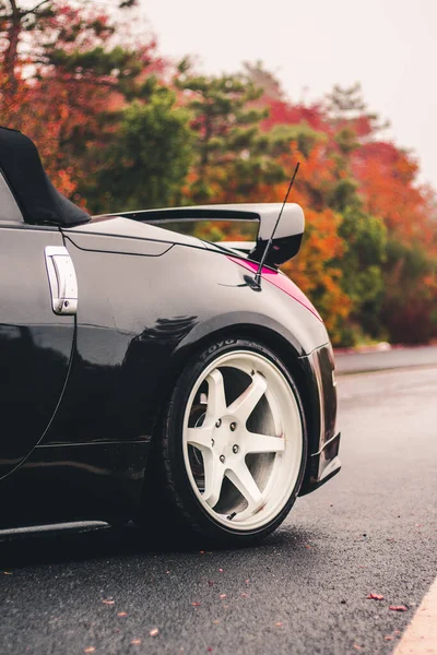 Achterwiel en bumper van een zwarte auto — Stockfoto