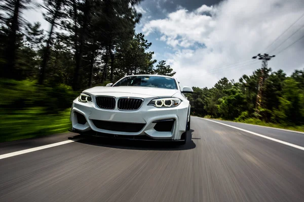 Bianco berlina sportiva pubblicità di guida in autostrada. Vista frontale — Foto Stock