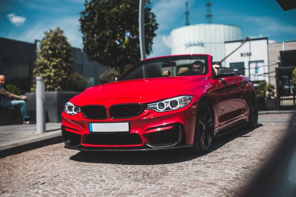 Rode sport cabriolet parkeren in de straat, in de voorkant van een pand — Stockfoto