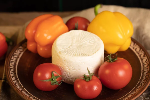 Bílý sýr, červená rajčata a žlutá paprika — Stock fotografie