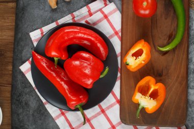 Kırmızı ve sarı biberler işaretli havluda. Üst görünüm.