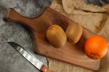 Portakal, kiwies ve bıçak..