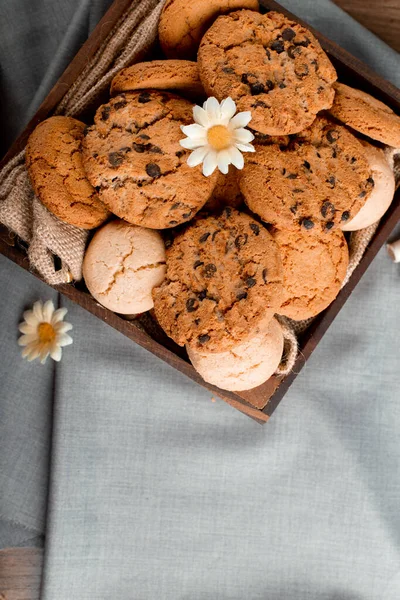 Bandeja de galletas en un mantel azul. vista superior — Foto de Stock