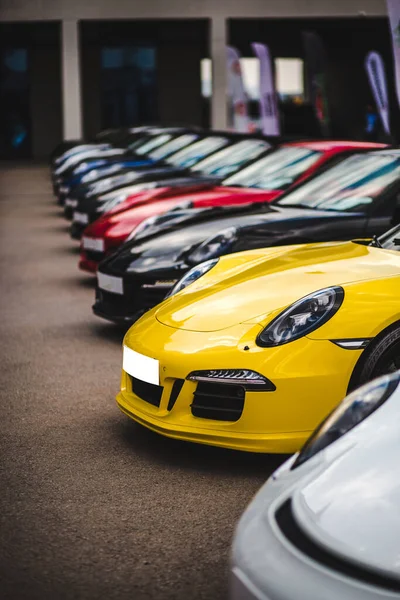 Barevné sportovní auta v řadě v showroomu — Stock fotografie