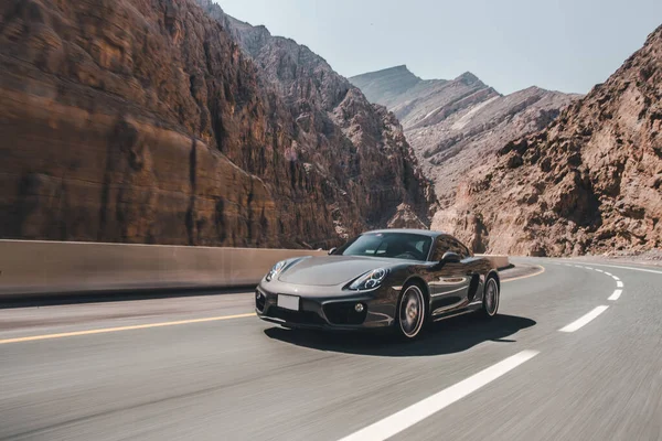 Dağları aşan otoyolda gri spor araba