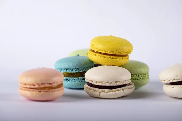 Macarons zufällig ausgewählt und auf weißem Hintergrund aufgesetzt — Stockfoto