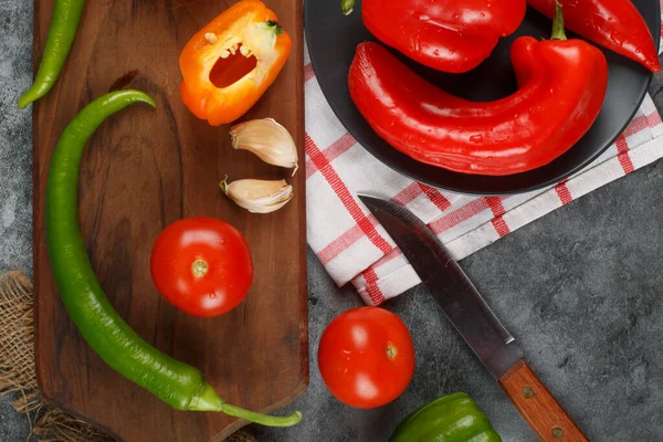 Chilipeppar, tomater och vitlök. Ovanifrån. — Stockfoto