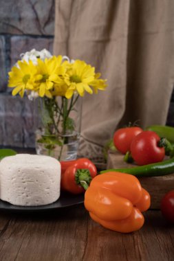 Renkli biber ve büyük porsiyon beyaz peynir.