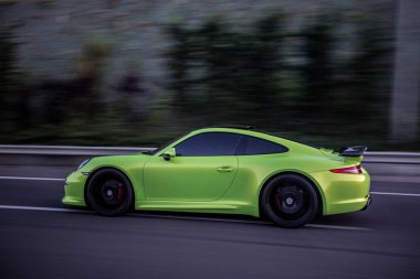 Akşamları otobanda neon yeşil spor süveter.