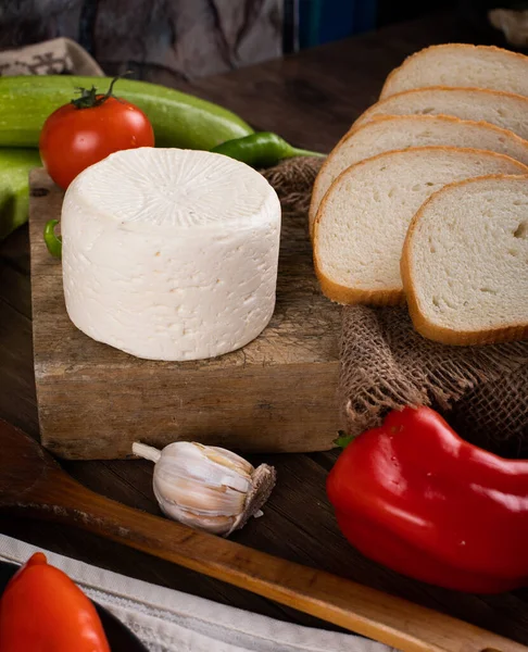 Bílý sýr s česnekem a pepřem — Stock fotografie