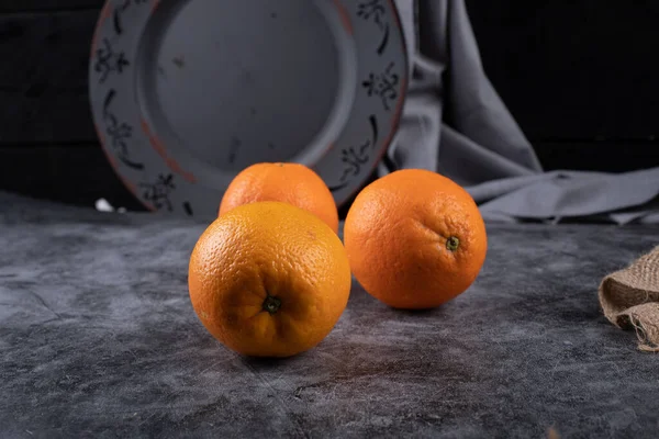 影のある素朴な空間の中のオレンジ. — ストック写真