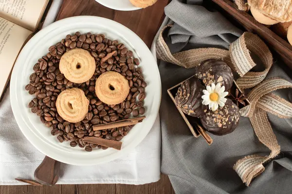 Granos de café, galletas y pralinés de chocolate. vista superior —  Fotos de Stock