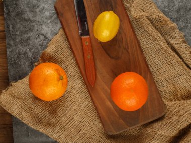 Köy arka planında portakal ve limon. Üst görünüm.