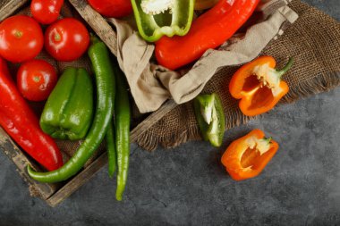 Taş bir masada mevsimlik sebzeler. Üst görünüm.