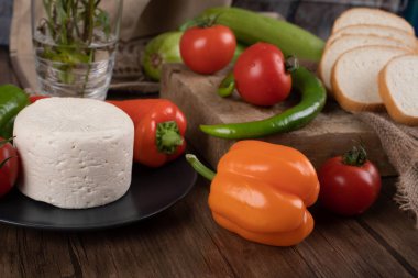 Beyaz yuvarlak peynir ve turuncu dolma biber.