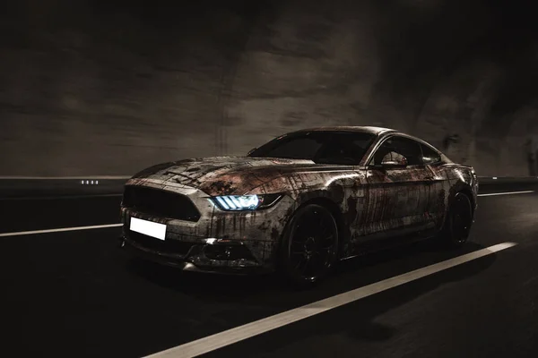 Voiture sport en bronze avec des rayures argentées dans le tunnel — Photo