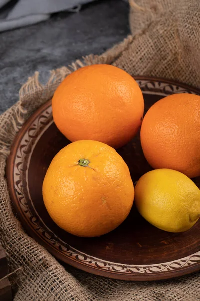 プレートのオレンジとレモン. — ストック写真