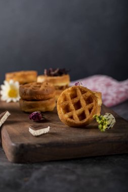 Koyu arkaplanı olan tahta bir tahtanın üzerindeki gözlemeler.