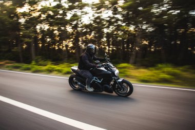 Orman yolunda motosiklet sürmek