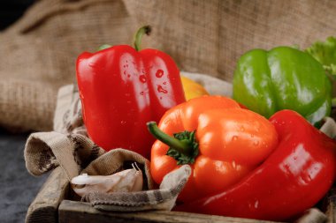 Kırmızı, turuncu ve yeşil dolma biber..