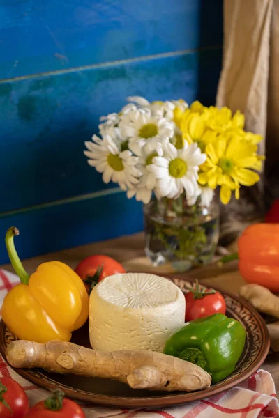 Bílý sýr s paprikou a zázvorem — Stock fotografie