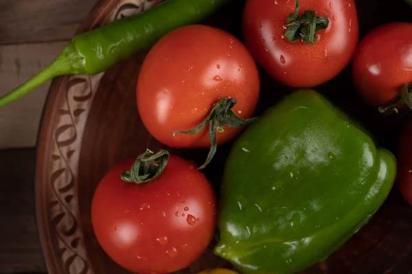 Červená čerstvá rajčata a zelený pepř — Stock fotografie
