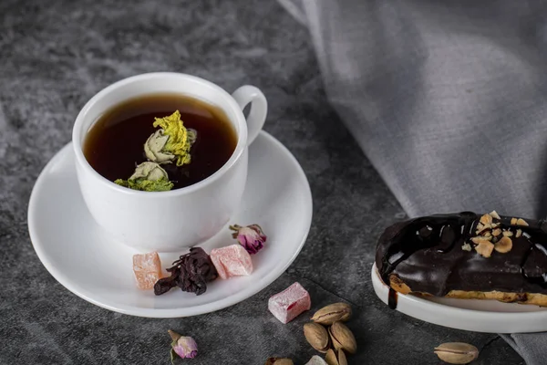 Чашку чая с турецким локумом и шоколадным эклером. вид сверху — стоковое фото