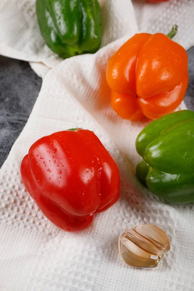 Chilli papričky s česnekem na bílém ručníku. — Stock fotografie