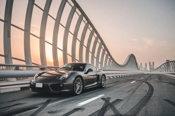 現代建築の橋の上に黒いスポーツカー駐車場 — ストック写真