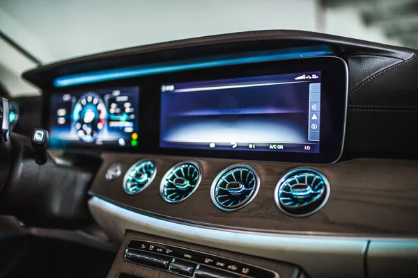 Interior de um carro, medidores de velocidade e combustível — Fotografia de Stock