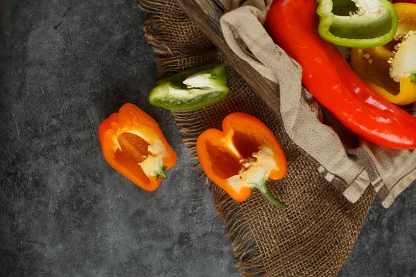 Peppers di meja batu pada sepotong goni. Tampilan atas . — Stok Foto