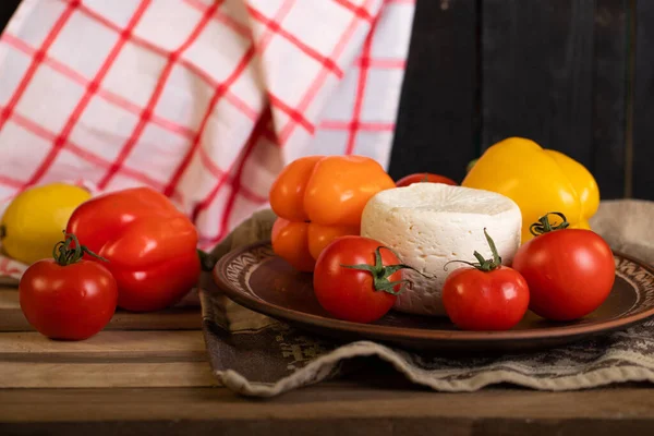 Sýr a rajčatový talíř na kousku ručníku — Stock fotografie