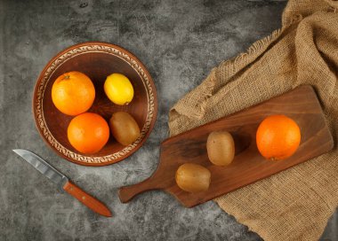 Kasede ve tahta tahtada tropik meyveler. Üst görünüm.