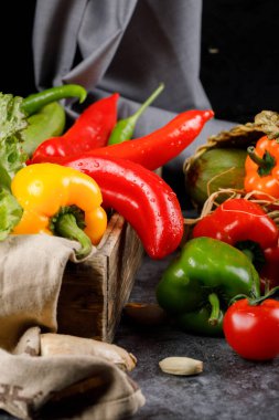 Mavi bir masada taze kırmızı biber..