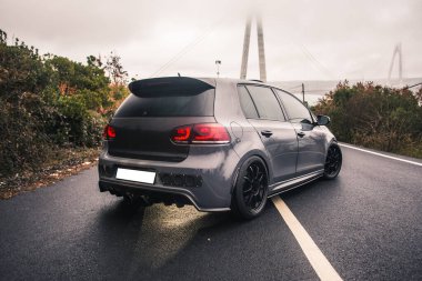 Kırmızı ksenon ışıkları olan siyah lüks spor araba.