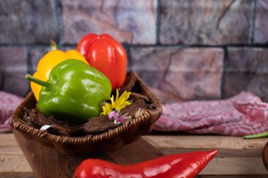 Sepet içinde üç renkli biber.