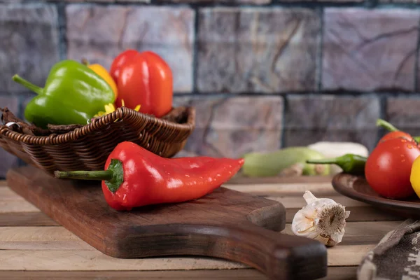 Röd och grön chili paprika i en mörk bakgrund — Stockfoto