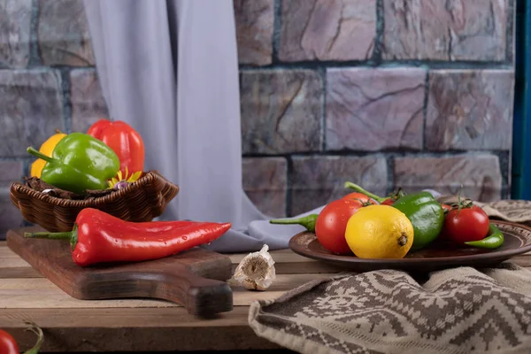 Multicolorová chilli paprika s rajčaty a citronem — Stock fotografie