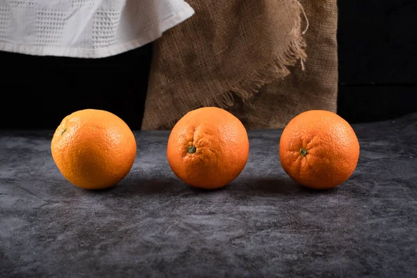 小さな影のあるオレンジ. — ストック写真
