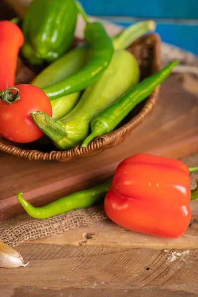 Röd och grön chili paprika på en träskiva — Stockfoto