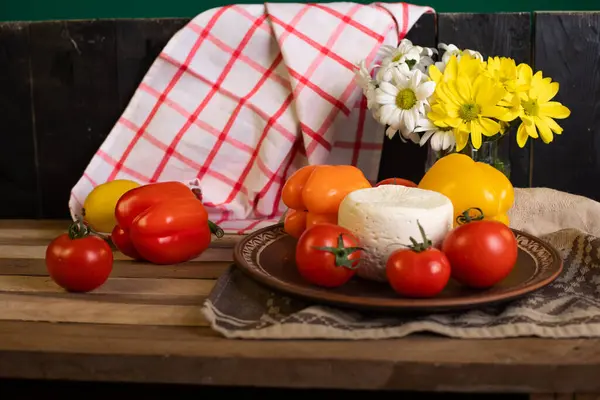 Bílý sýrový talíř s rajčaty a paprikou — Stock fotografie