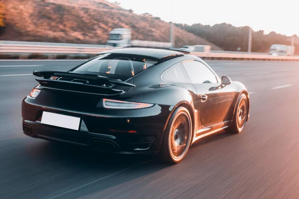 Vue de derrière d'une voiture de sport noire — Photo