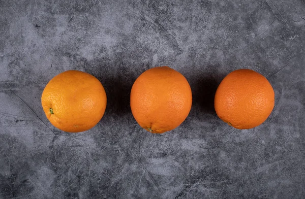 列に3個のオレンジ。トップ表示. — ストック写真