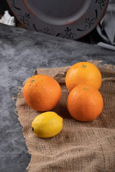 青のテーブルの上にオレンジとレモン. — ストック写真