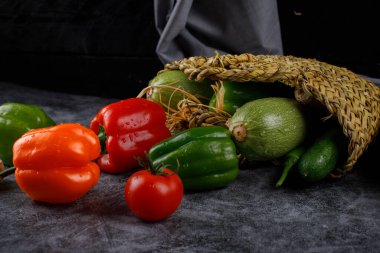 Kırsal bir sepetten renkli dolma biber atmak.