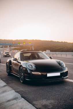 Siyah lüks bir sedanın ön görüntüsü.